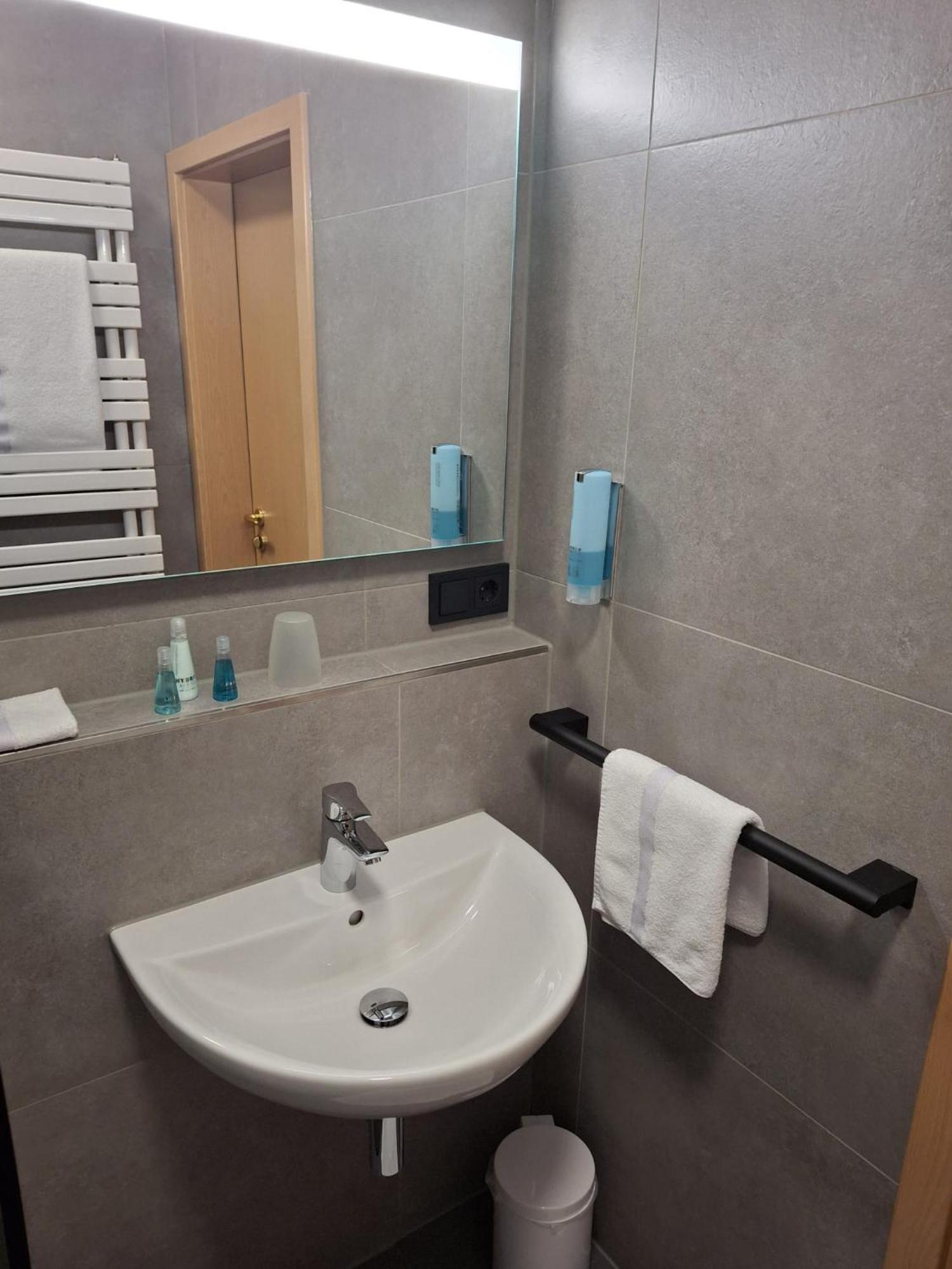 Hotel Am Hardtsee Ubstadt-Weiher Ngoại thất bức ảnh